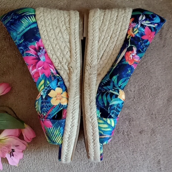 ⭐️ Host Pick ⭐️| Floral Wedge Espadrilles - Picture 3 of 8